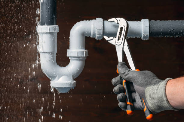 Professional Emergency Plumber technician working in Marathon, FL